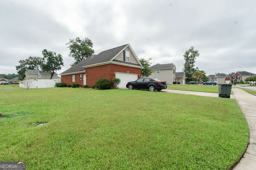 601 Red Oak LN Hinesville, GA 31313