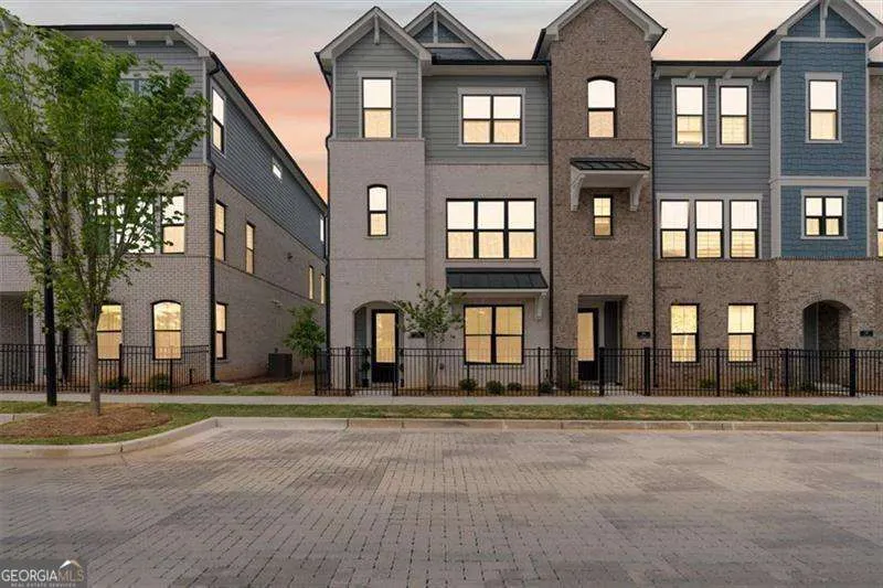 285 Walker AVE Roswell, GA 30076