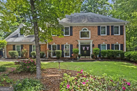 140 Lakeside DR NW