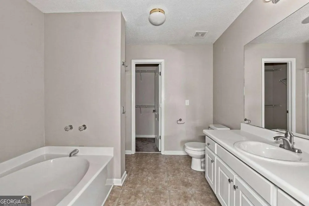 1428 Box CIR Winder, GA 30680