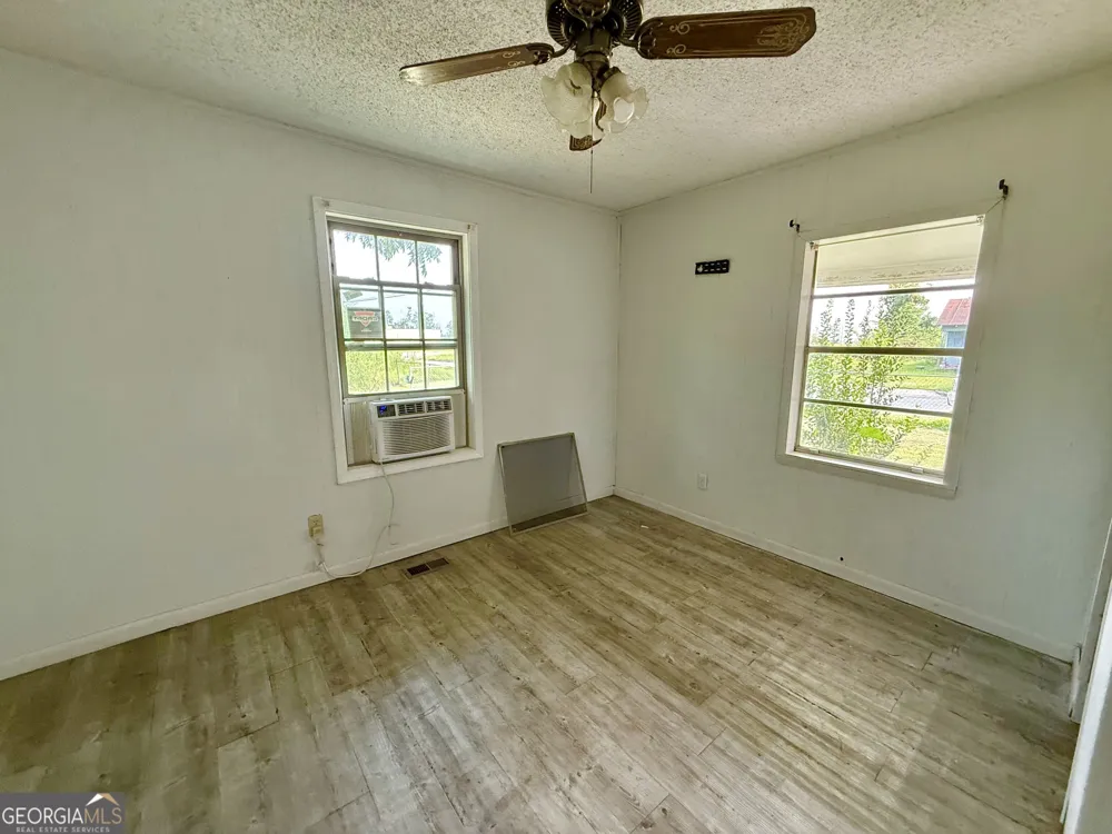 31 Currie ST Hazlehurst, GA 31539