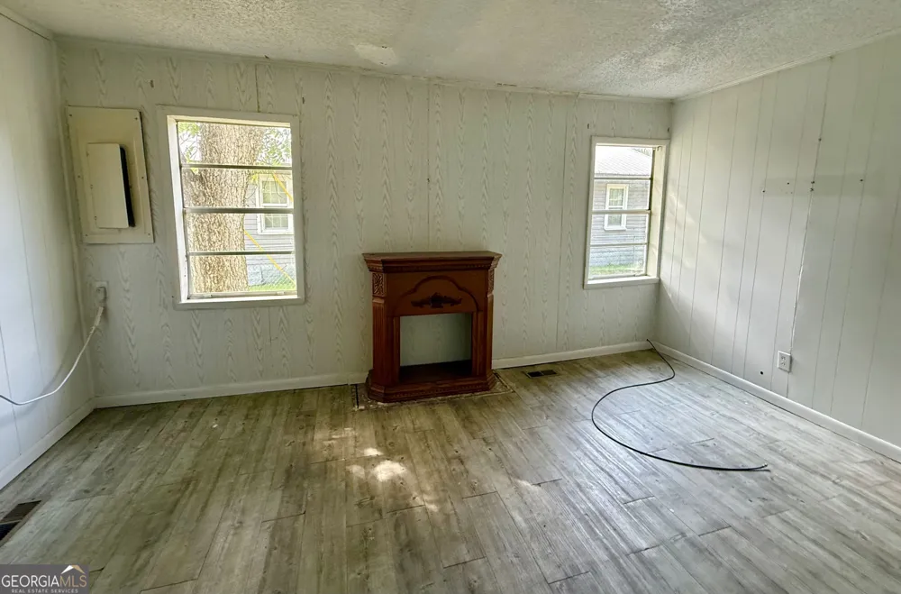 31 Currie ST Hazlehurst, GA 31539