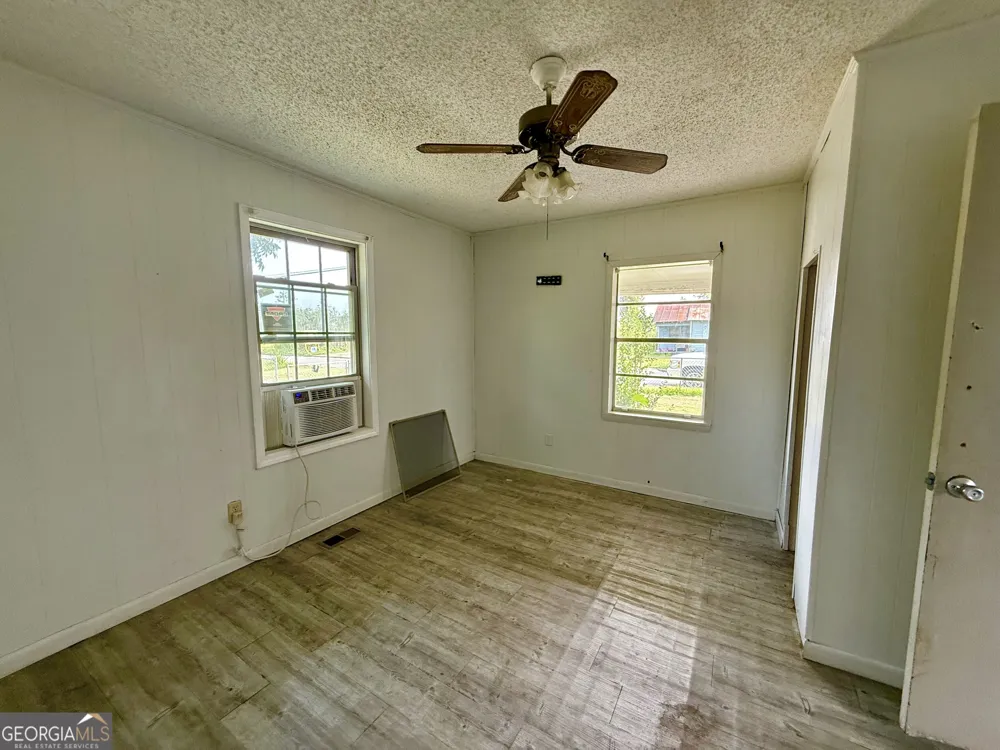 31 Currie ST Hazlehurst, GA 31539