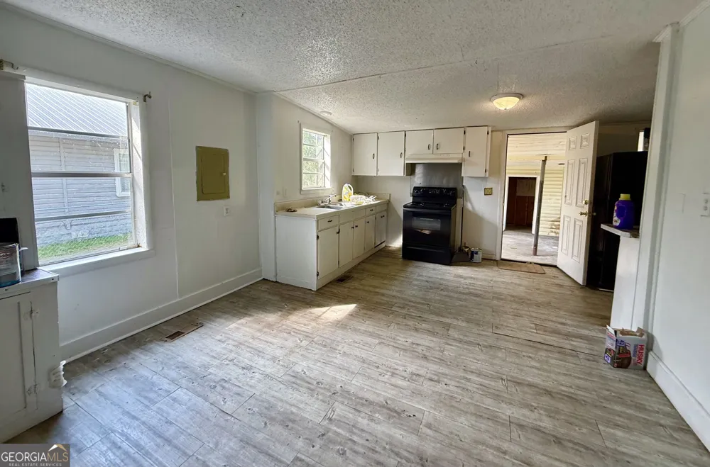 31 Currie ST Hazlehurst, GA 31539
