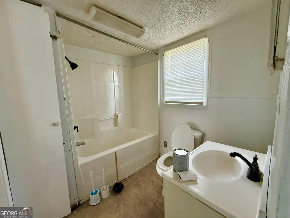31 Currie ST Hazlehurst, GA 31539