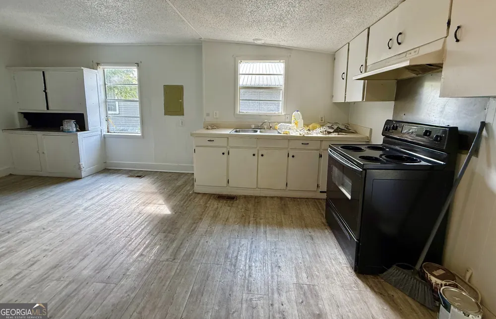 31 Currie ST Hazlehurst, GA 31539