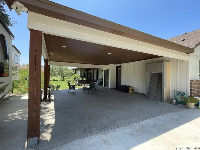 574 County Road 660 Devine, TX 78016