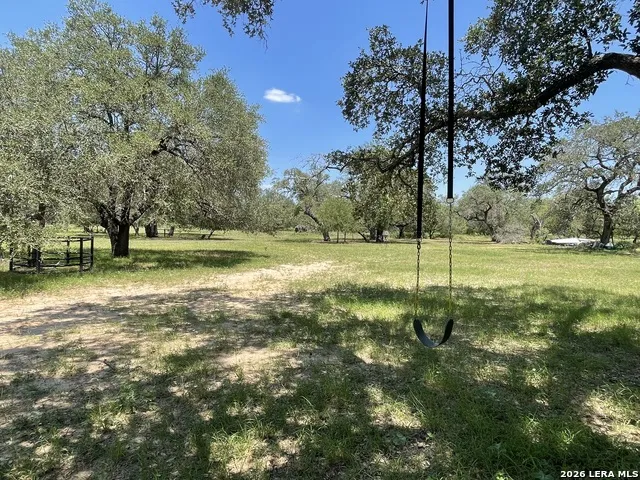 574 County Road 660 Devine, TX 78016
