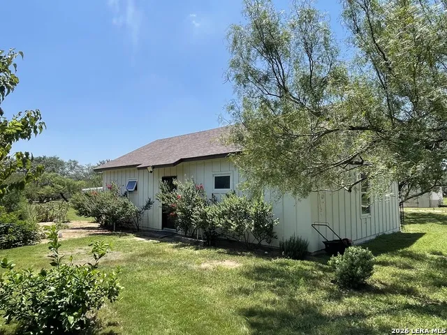 574 County Road 660 Devine, TX 78016