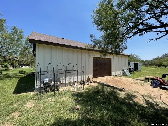 574 County Road 660 Devine, TX 78016