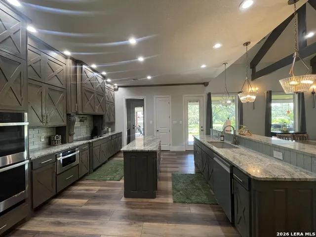 574 County Road 660 Devine, TX 78016