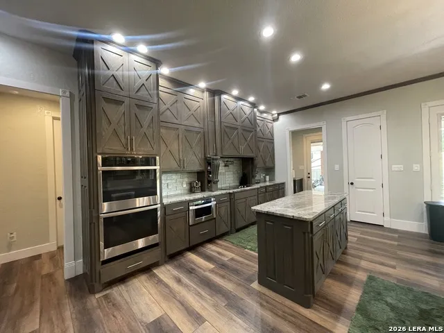 574 County Road 660 Devine, TX 78016