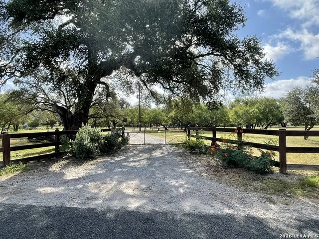 574 County Road 660 Devine, TX 78016