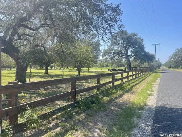 574 County Road 660 Devine, TX 78016