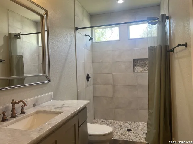 574 County Road 660 Devine, TX 78016
