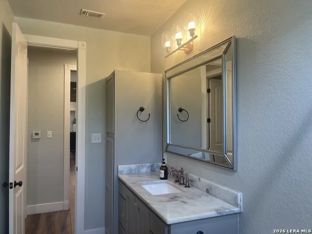 574 County Road 660 Devine, TX 78016