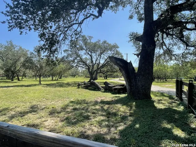574 County Road 660 Devine, TX 78016