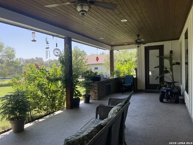 574 County Road 660 Devine, TX 78016