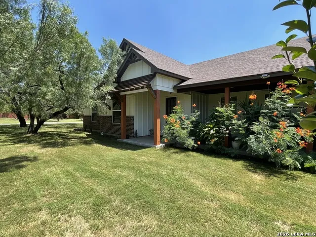 574 County Road 660 Devine, TX 78016