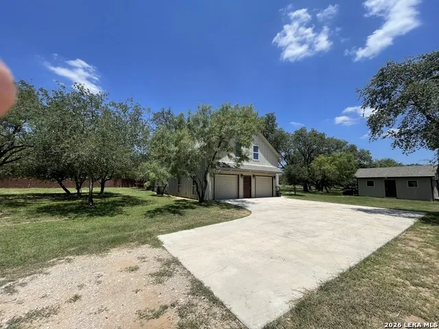 574 County Road 660 Devine, TX 78016