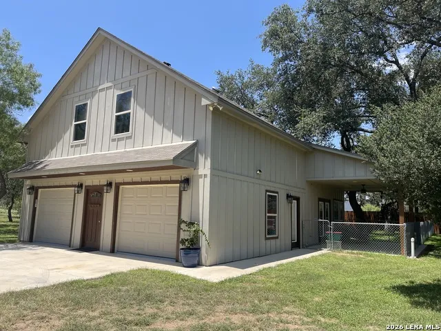 574 County Road 660 Devine, TX 78016