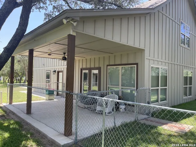 574 County Road 660 Devine, TX 78016