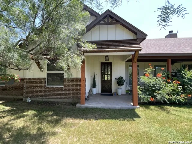 574 County Road 660 Devine, TX 78016