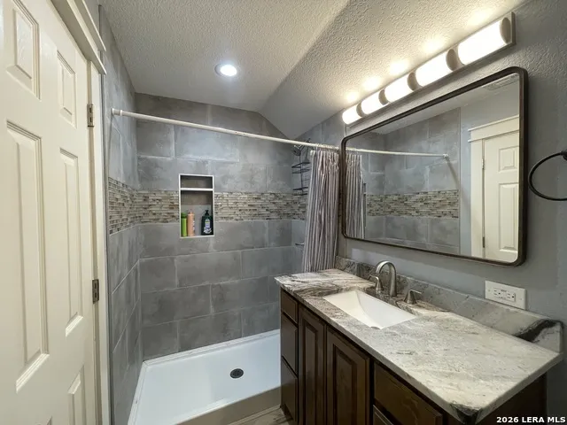 574 County Road 660 Devine, TX 78016