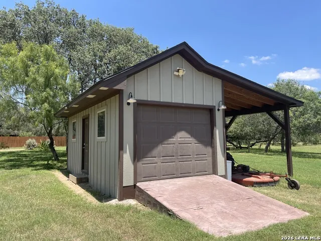574 County Road 660 Devine, TX 78016