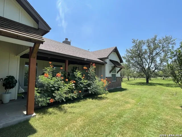 574 County Road 660 Devine, TX 78016