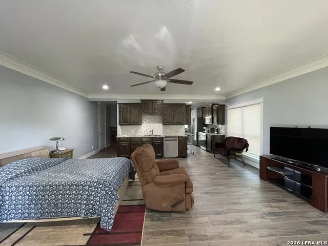 574 County Road 660 Devine, TX 78016