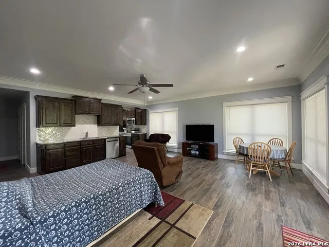 574 County Road 660 Devine, TX 78016
