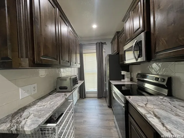 574 County Road 660 Devine, TX 78016