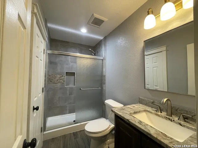 574 County Road 660 Devine, TX 78016
