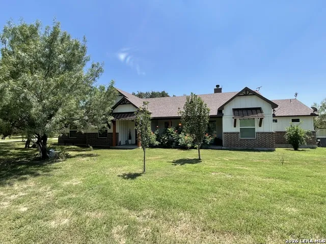 574 County Road 660 Devine, TX 78016