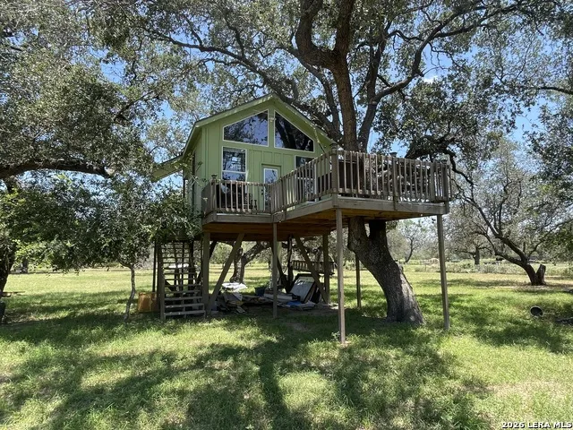 574 County Road 660 Devine, TX 78016