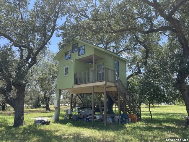 574 County Road 660 Devine, TX 78016