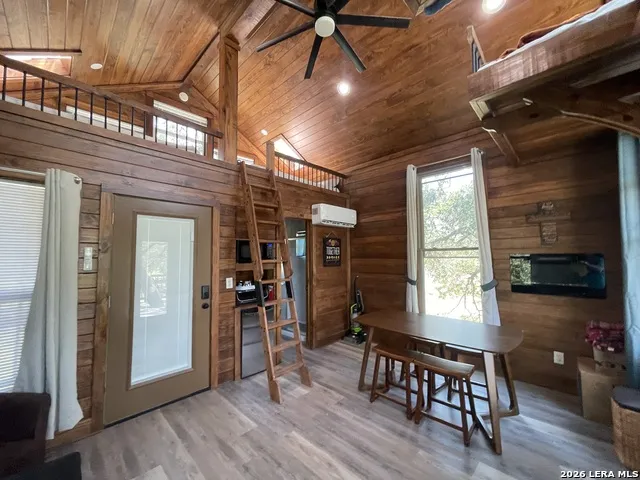574 County Road 660 Devine, TX 78016