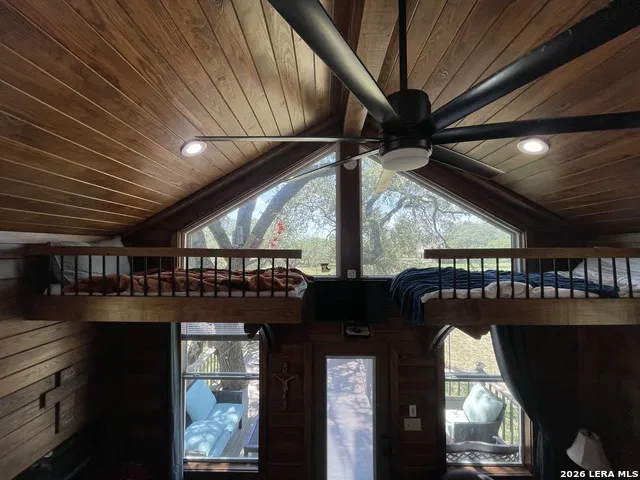 574 County Road 660 Devine, TX 78016