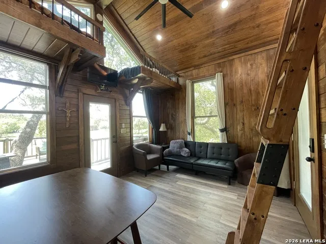574 County Road 660 Devine, TX 78016