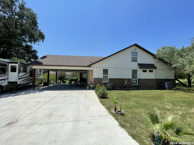 574 County Road 660 Devine, TX 78016