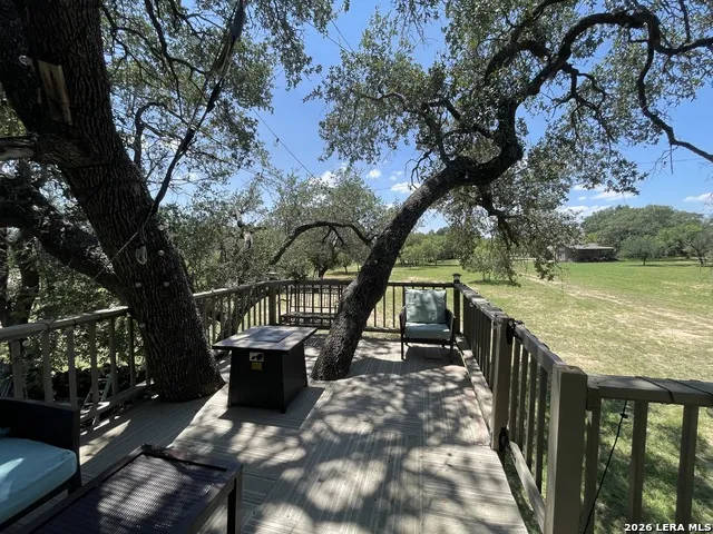 574 County Road 660 Devine, TX 78016