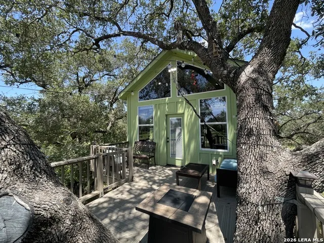 574 County Road 660 Devine, TX 78016