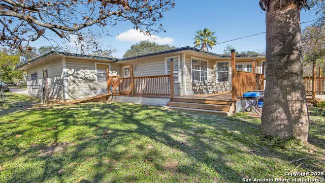 1508 E St Floresville, TX 78114