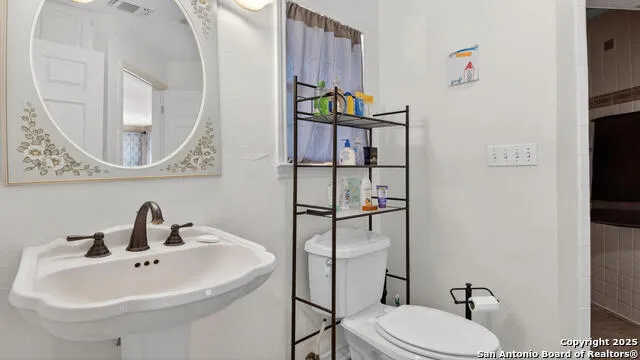 1508 E St Floresville, TX 78114