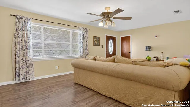 1508 E St Floresville, TX 78114