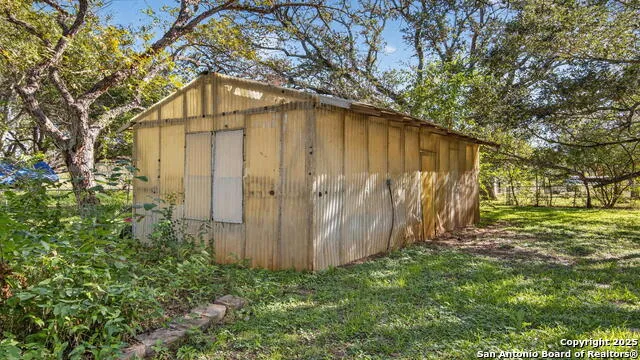 1508 E St Floresville, TX 78114