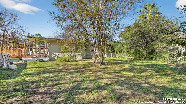 1508 E St Floresville, TX 78114