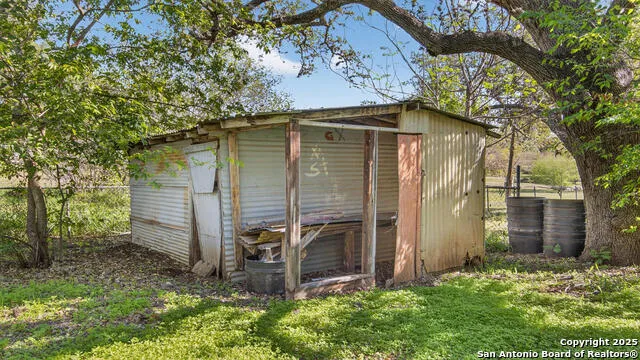 1508 E St Floresville, TX 78114