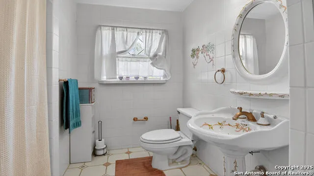 1508 E St Floresville, TX 78114